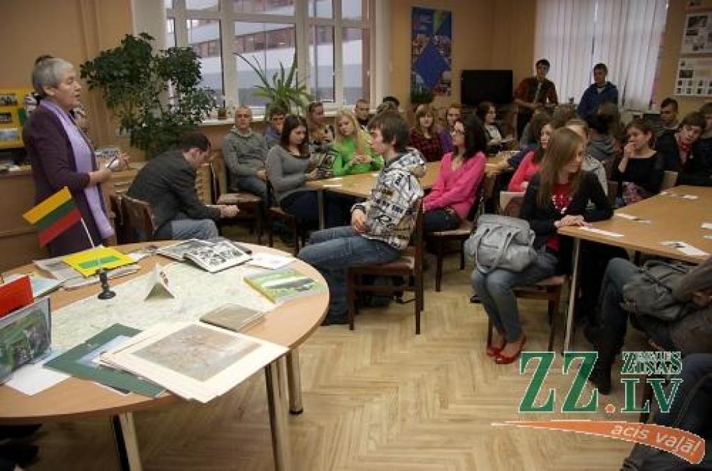 Marija Utāne vada viktorīnu Jelgavas Valsts ģimnāzijas bibliotēkā.
Autors: Krišjānis Grantiņš.