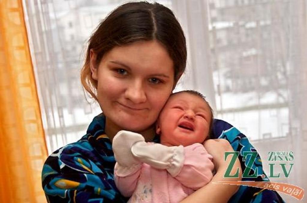 Gita Friķe ar meitiņu Nikolu.
Autors: Agris Samcovs.