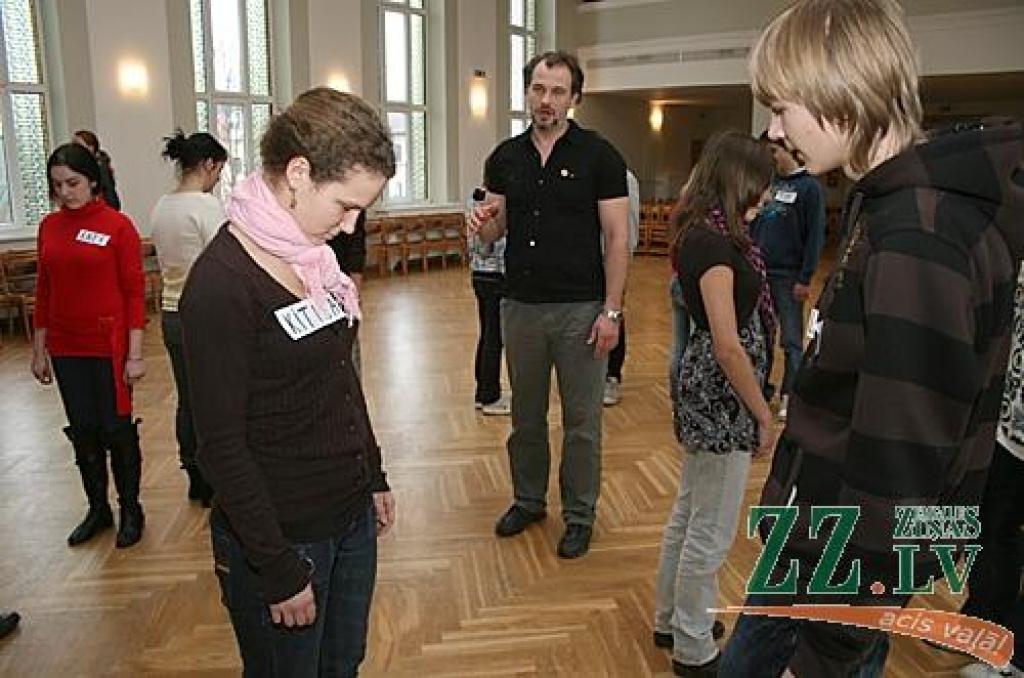 Visas labās lietas nāk no sirds, vadot Jelgavas Valsts ģimnāzijas teātra pulciņa dalībniekus aktiermākslā, teic Jaunā Rīgas teātra aktieris Andris Keišs.
Autors: Agris Samcovs.