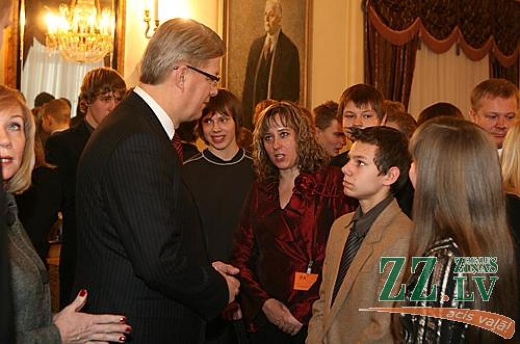 Valsts prezidents Valdis Zatlers sarunājas ar Spīdolas ģimnāzijas skolēniem un skolotāju Inesi Kohu.
Autors: Raitis Puriņš, Diena