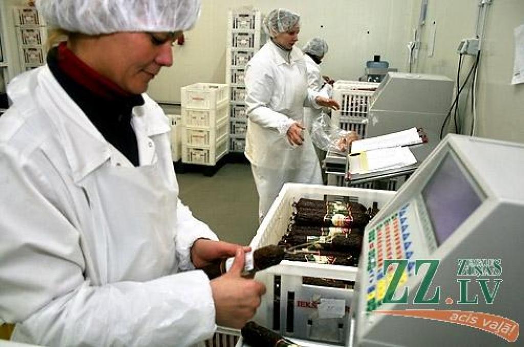 Jelgavas Gaļas kombinātā katru diennakti tiek safasēts 18 – 20 tonnu gatavās produkcijas.
Autors: Agris Samcovs.
