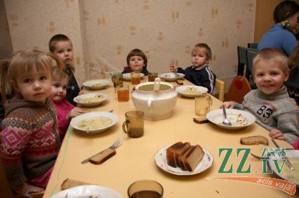 Dažs skolēns pusdienās notiesā pat divus šķīvjus sātīgās zupas. Spriežot pēc bērnu sejām, tā garšojusi labi.
Autors: Krišjānis Grantiņš.