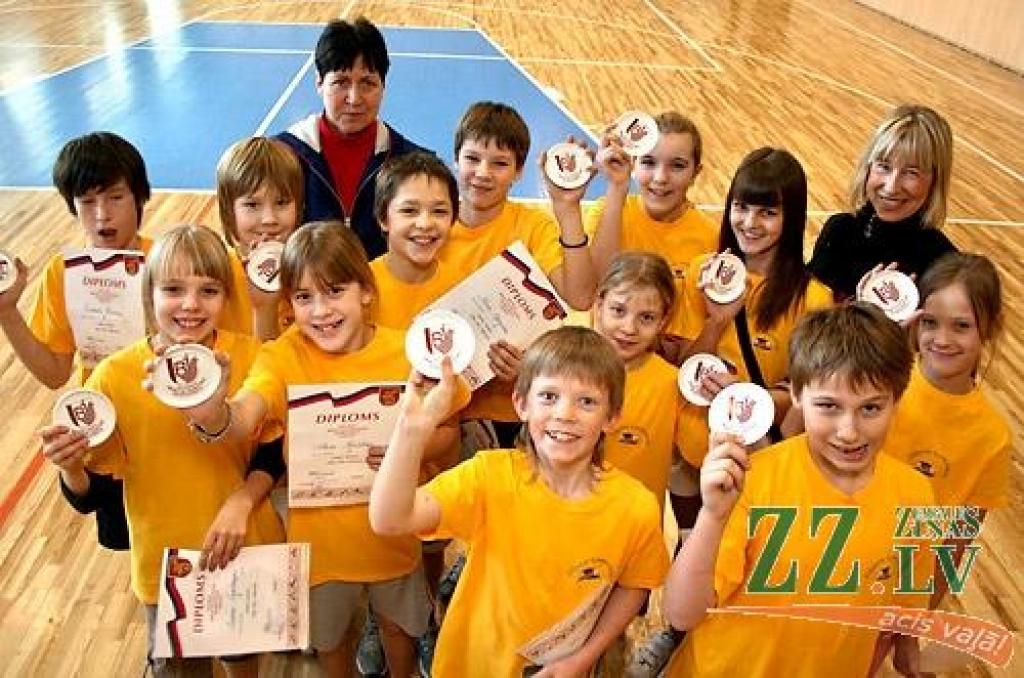 Urā, mēs esam lielajā finālā! - sauc 4.pamatskolas komanda.
Autors: Agris Samcovs.