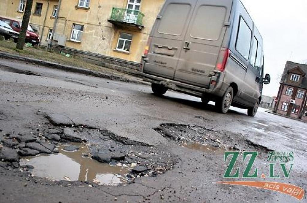 Spriežot pēc piešķirtā finansējuma, Jelgavas pašvaldības tēlam vajadzētu būt gludam un tīram kā spodrināts stikls. Kamēr milzu nauda tiks tērēta sabiedrisko attiecību veicināšanai, bedres uz ielām pagaidīs...
Autors: No «Ziņu» arhīva.