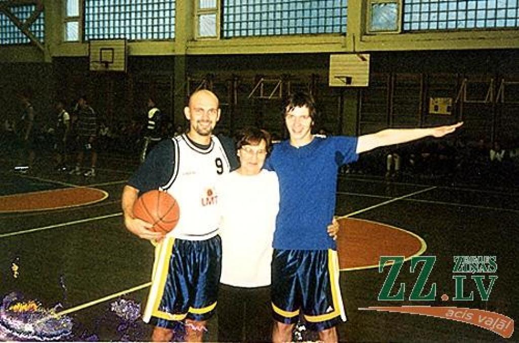 Ruta Šķiliņa kopā ar Jāni Jubaltu un Renāru Kauperu 1998.gadā.
Autors: No Jelgavas 1.ģimnāzijas arhīva.