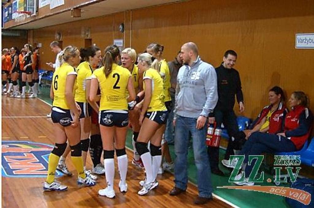 Lietuviešu rīkotā turnīra uzvarētājas – «LU/Jelgava» volejbolistes kopā ar treneri Jāni Leiti. 
Autors: No «LU/Jelgava» arhīva.