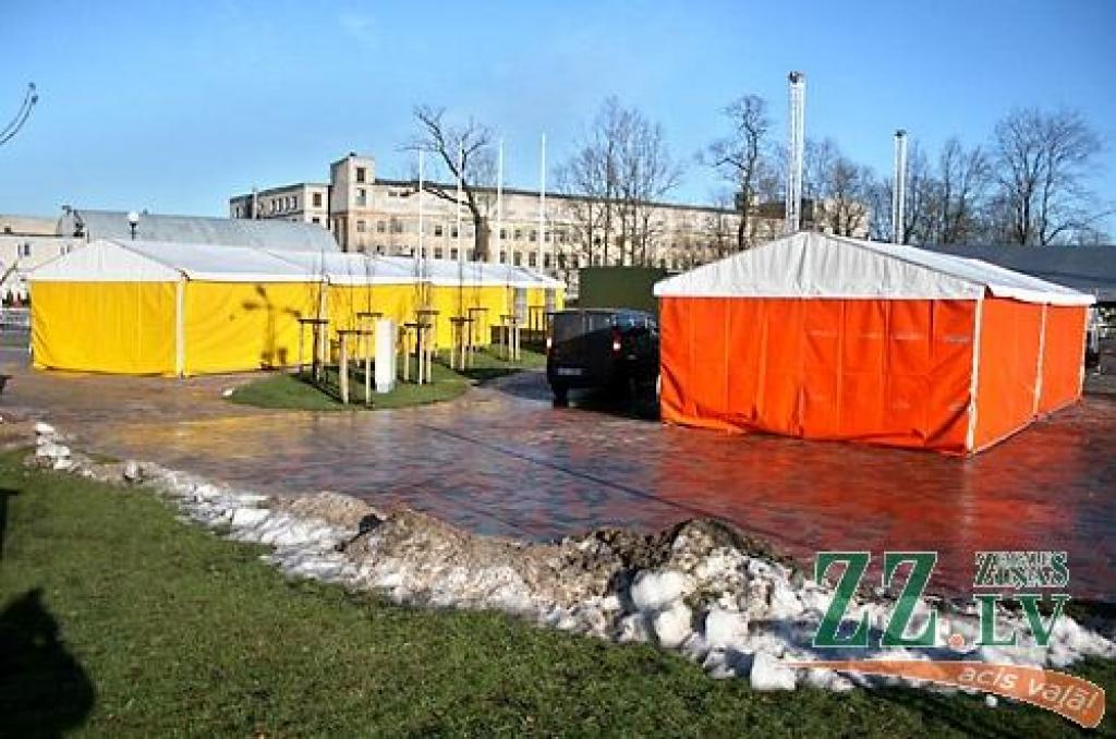 Uzvaras parkā notiek sagatavošanās darbi šonedēļ gaidāmajam Ledus skulptūru festivālam.
Autors: Agris Samcovs.