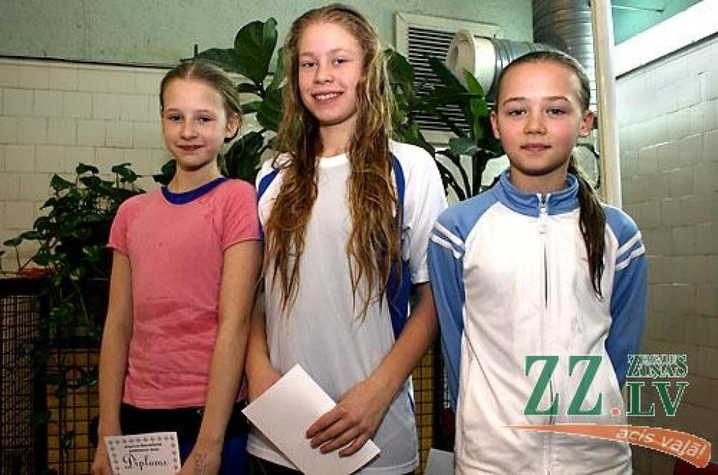 Goda pjedestāls 200 metru peldējumā uz muguras jaunietēm – (no kreisās) Zane Tīrumniece, Elīna Smilgaine, Diāna Vorobjova.
Autors: Agris Samcovs.
