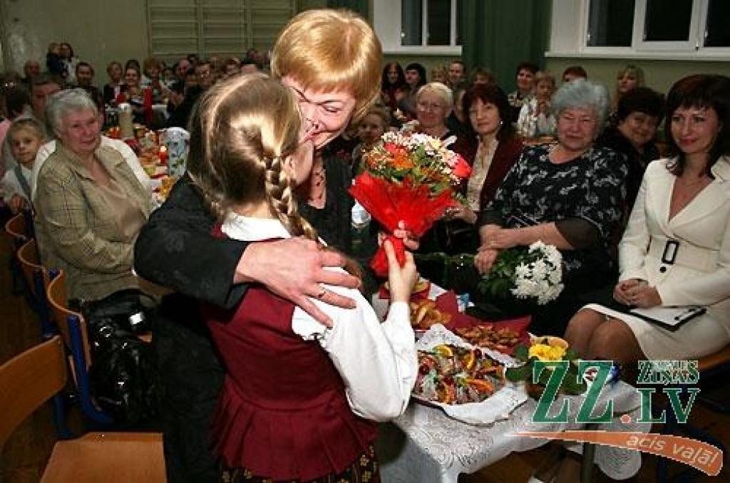 Mazmeita Ieva sveic vecmāmiņu - skolotāju Dzintru Bitēnu, kurai dubulti svētki - arī dzimšanas diena.
Autors: Agris Samcovs.