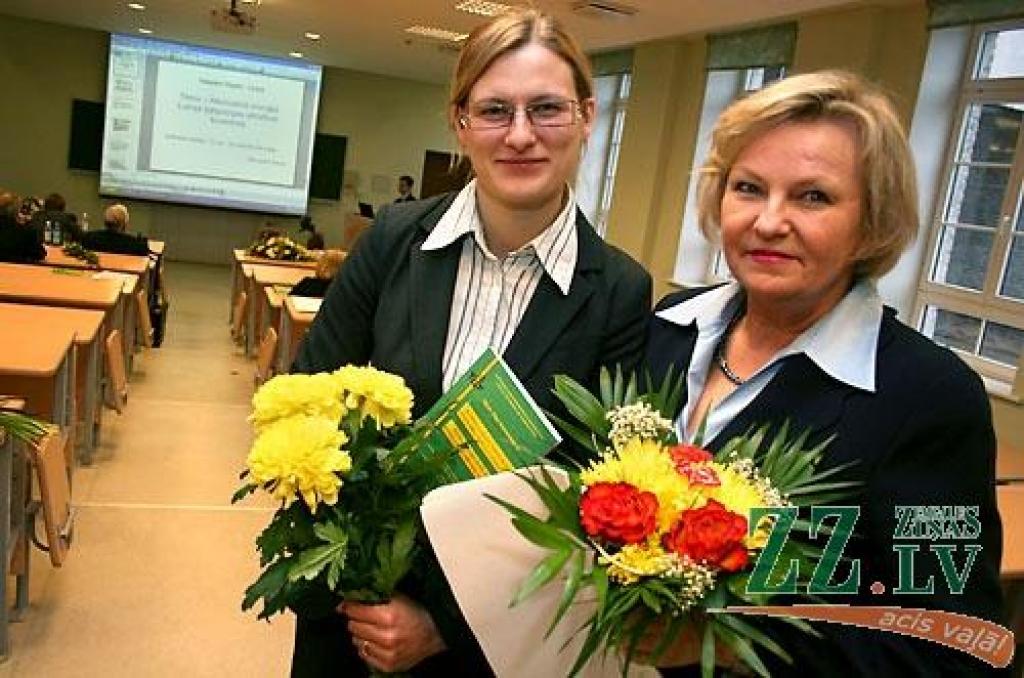Šogad pirmās savus promocijas darbus aizstāvējušas LLU Ekonomikas fakultātes pasniedzēja Helma Jirgena un doktorante Elīna Konstantinova.
Autors: Agris Samcovs.