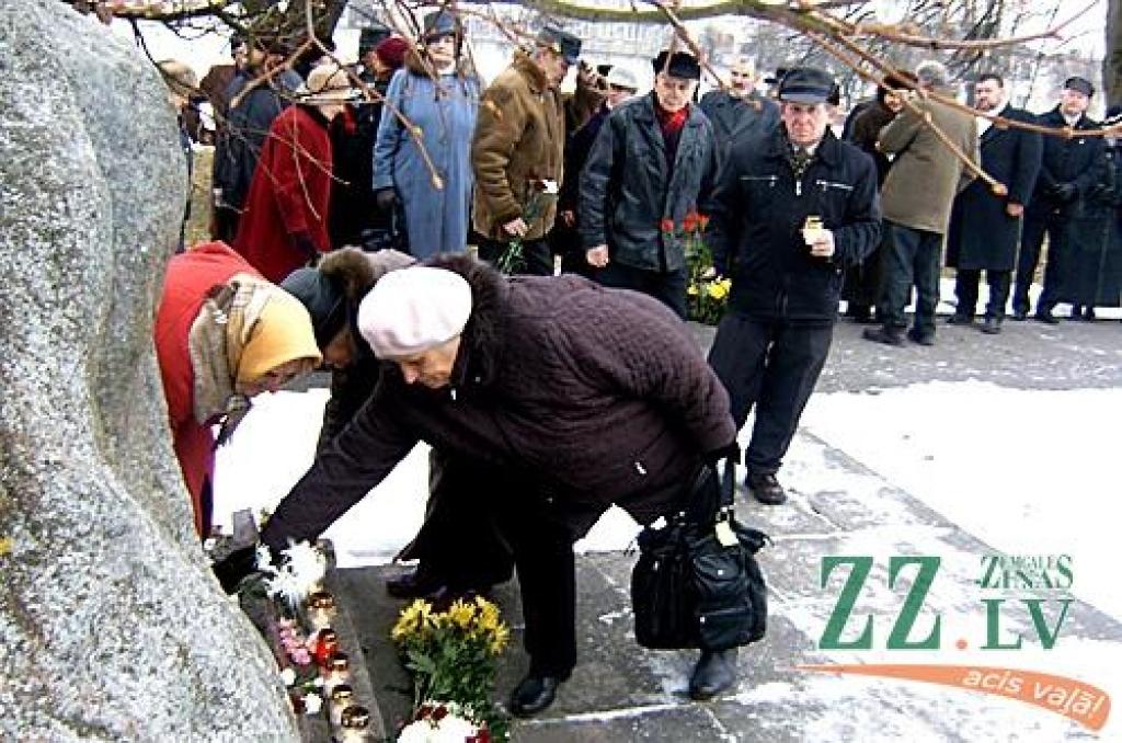 Piemiņas pasākumā izvestajiem pašreizējai situācijai valstī tika veltīts ne viens vien skarbs vārds.
Autors: Gaitis Grūtups.