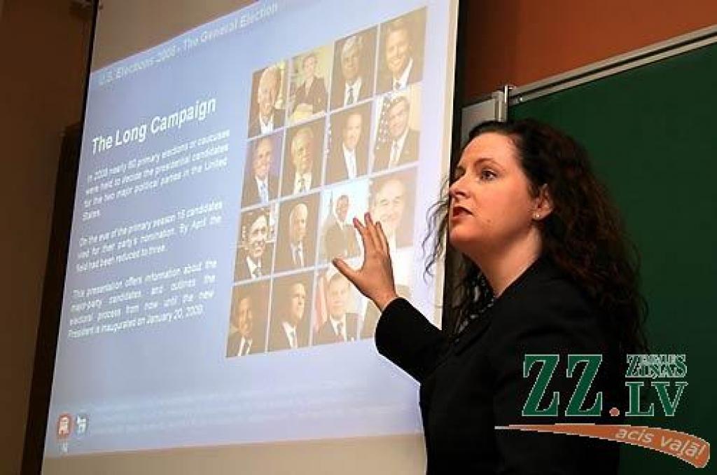 ASV vēstniecības Latvijā preses un kultūras atašeja vietniece Kristjenna Kerola prezentācijā Jelgavas Spīdolas ģimnāzijā.
Autors: Agris Samcovs. 