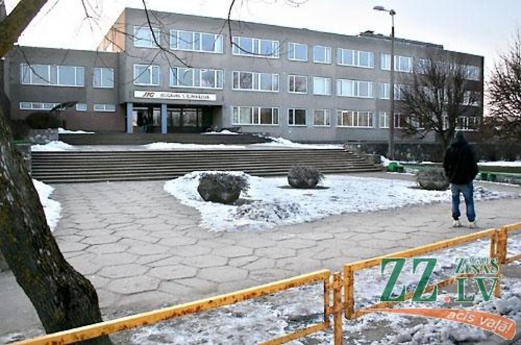 Kaut arī ūdens uztvērējakas Meiju ceļā iepretim 1.ģimnāzijai strādā nevainojami un to virsmas atbrīvotas no sniega, kūstošais ūdens siltā laikā līdz tām netiek, jo sētnieki, tīrot ietves, izveido sniega vaļņus abās celiņu malās.  
Autors: Agris Samcovs.