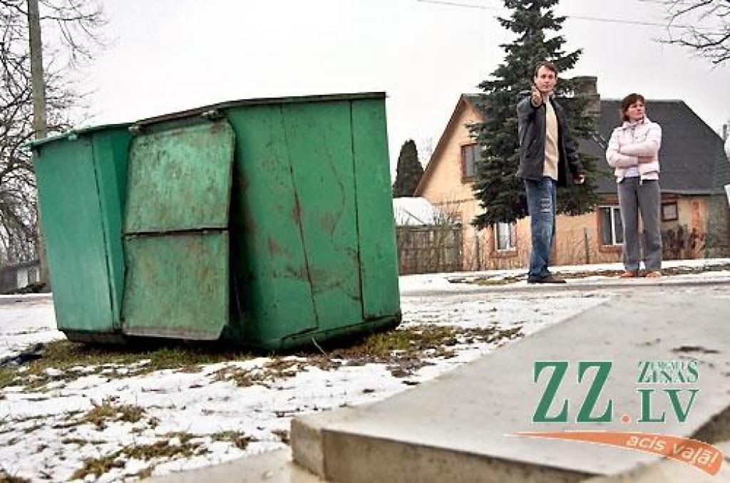 Nesaskaņu cēlonis starp Līvbērzē dzīvojošu ģimeni un pagasta vadību ir šie necilie konteineri...
Autors: Krišjānis Grantiņš.