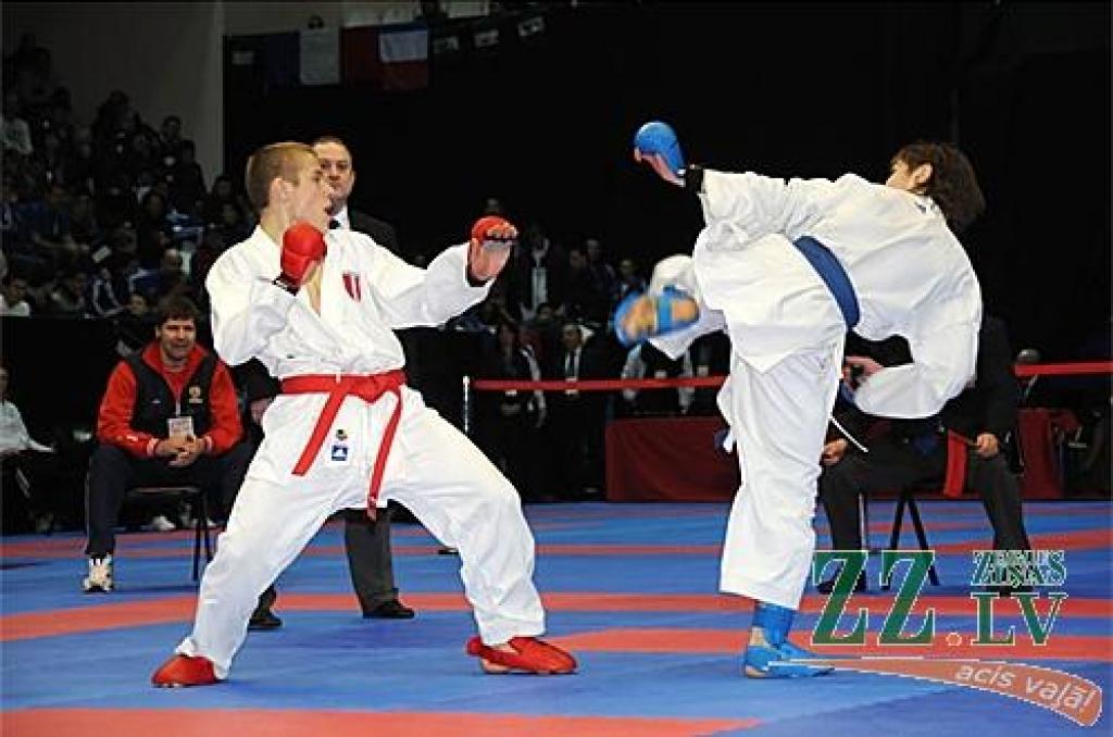 Kalvja Kalniņa finālcīņa pret Krievijas izlases pārstāvi S.Spicinu.
Autors: www.ekf-karate.net