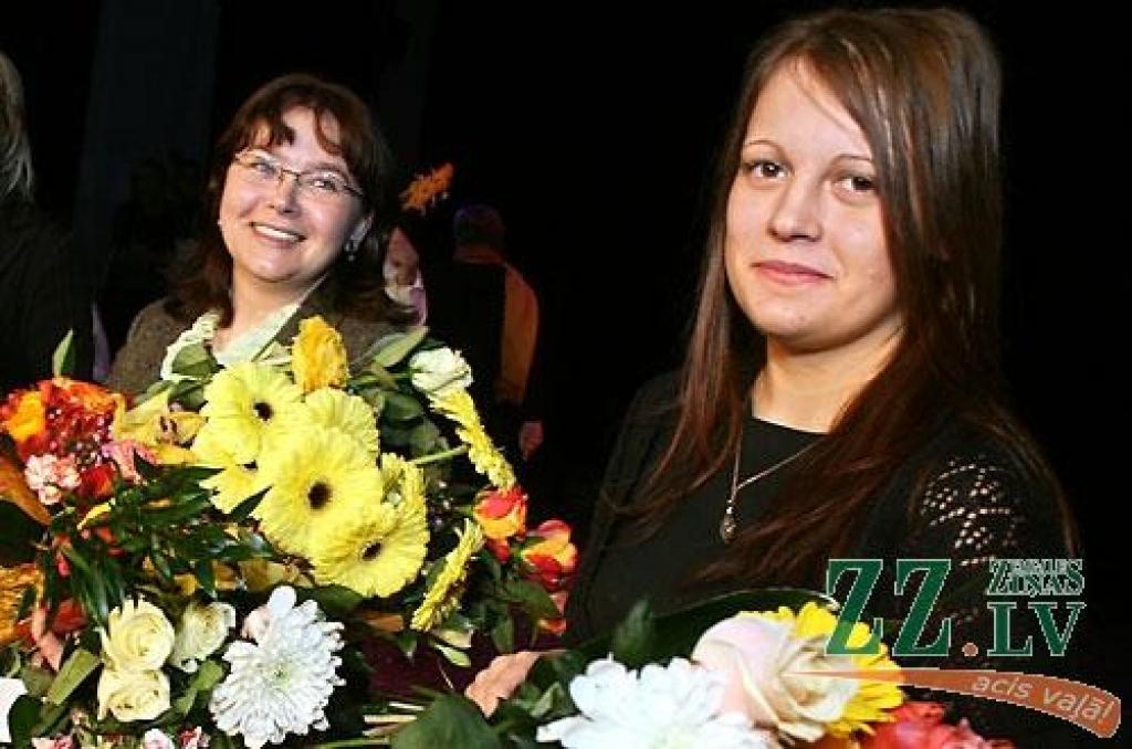 Titulu «Gada skolēns» un «Gada skolotājs» ieguvējas - Daiga Krišāne un Elīna Miķelsone.
Autors: Agris Samcovs.