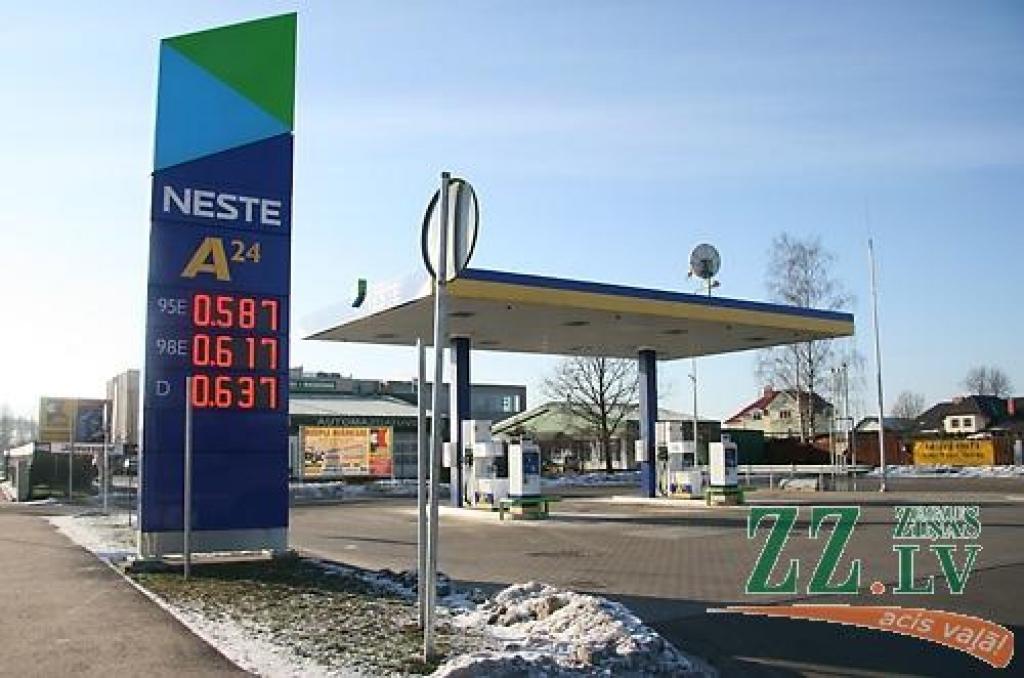 Dārgāka kļuvusi arī pārvietošanās ar automašīnu - degvielas cenas kāpušas par pieciem santīmiem.
Autors: Inga Karlinska.