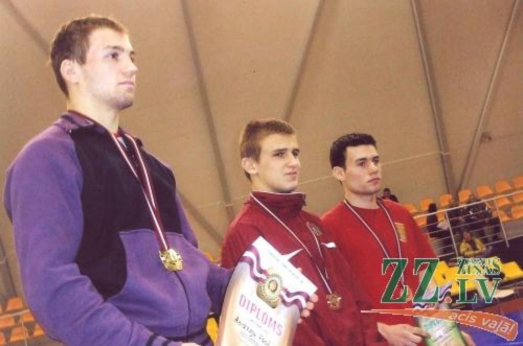 Līdz 60 kilogramu svara kategorijā uz goda pjedestāla čempions Andris Vasiļjevs un bronzas medaļnieki Artūrs Švalkovskis un Rolands Ržiščevs.
Autors: Boļeslavs Matusevičs.