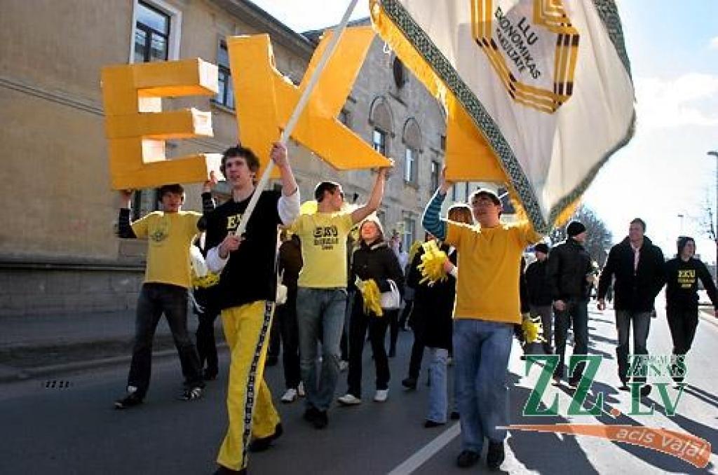 Ceturtdienas rītā, atklājot ikgadējos Ekonomikas fakultātes svētkus - «Eku dienas 2009», dzeltenos tērpos ģērbti jaunieši devās gājienā no 4.dienesta viesnīcas, kur mīt vairums «eku», līdz fakultātes ēkai Svētes ielā 18, kur notika svētku...