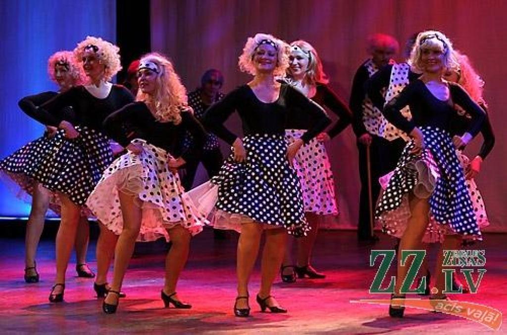 Piektdienas vakarā Jelgavas kultūras namā Tautas deju ansamblis «Lielupe» ar programmu «Izdejot svētkus» sāka atzīmēt savas pastāvēšanas 50.gadadienu. Svinības notiks divas dienas, un otrs koncerts, ar nosaukumu «Lielupieši», sāksies...