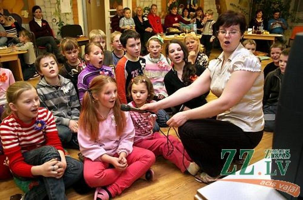 Ceturtdienas vakarā Vilces pamatskolā tika aizvadīts nebijis pasākums – Paaudžu sadziedāšanās svētki, kas dāvāja sirsnīgu siltumu ikvienam atnācējam. Pasākumu rīkoja Vilces sākumskolas skolotājas, lai kliedētu apkārt notiekošo drūmumu un...