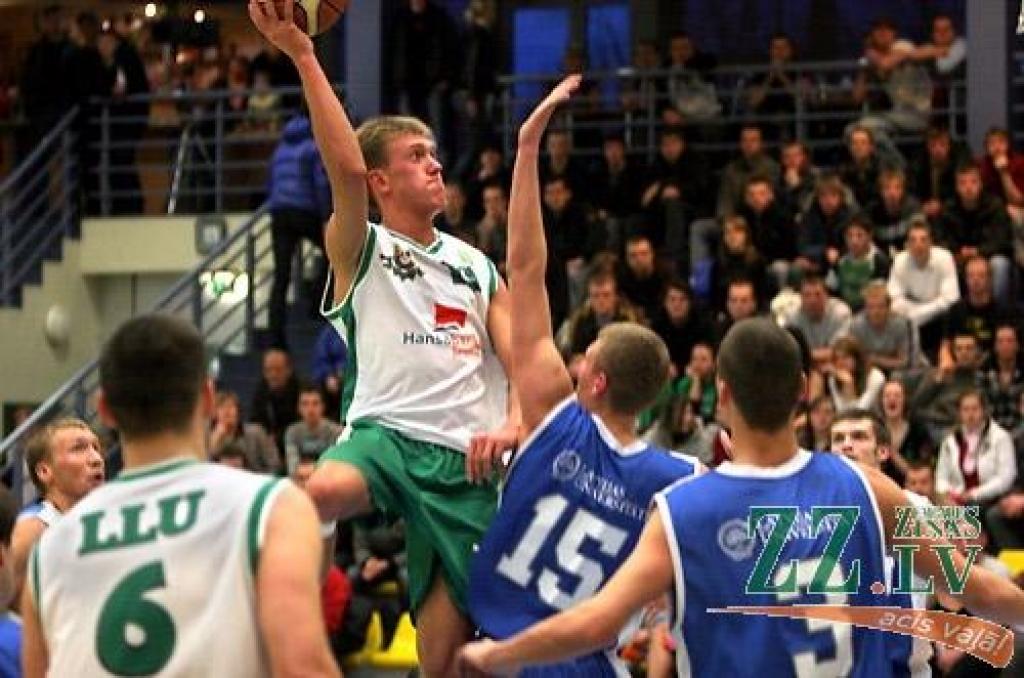 LLU basketbolistu spēle pret Latvijas Universitātes komandu.
Autors: Agris Samcovs.