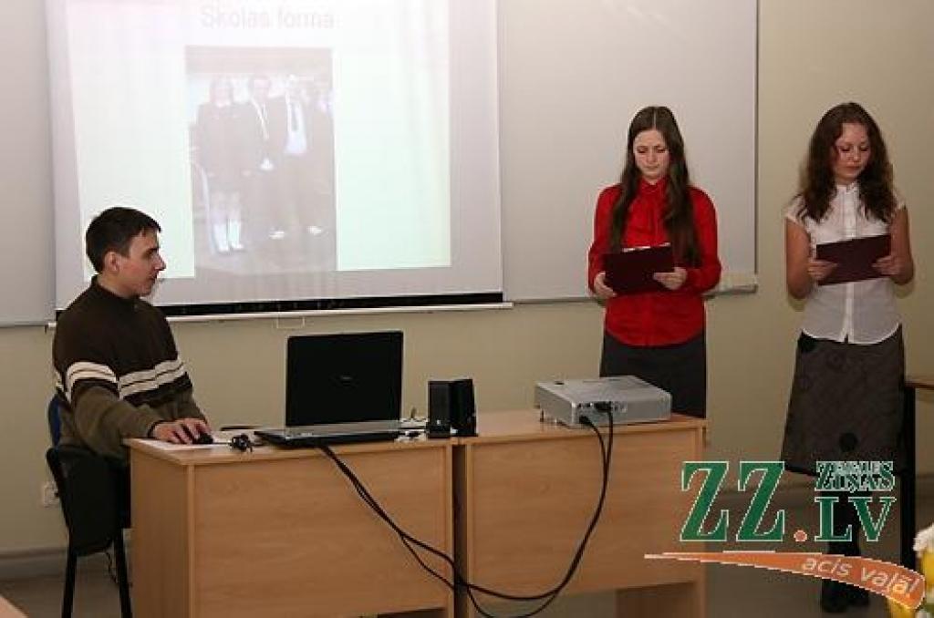 Vīziju par nākotnes skolu prezentē Jelgavas 6.vidusskolas audzēknes Oksana Bagdasarova (no labās) un Anna Beitāne.
Autors: Krišjānis Grantiņš.