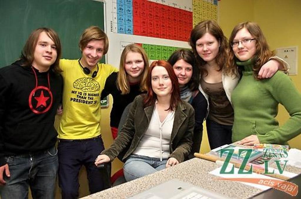 No kreisās: Artūrs Pugejs, Miķelis Meiers, Ksenija Puriņa, skolotāja Agnese Svencicka, Ance Pļavniece, Linda Rozenberga un Līga Ansonska.
Autors: Agris Samcovs.