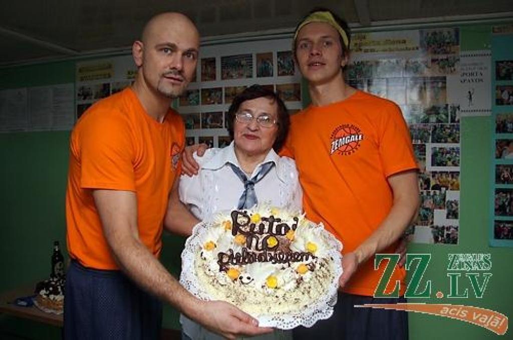 Skolotāja Ruta Šķiliņa ar Jāni Jubaltu un Renāru Kauperu un «prātnieku» dāvāto torti (starp citu, tāda paša izmēra torti no skolotājas saņēma arī «Prāta vētras» puiši). 
Autors: Krišjānis Grantiņš.