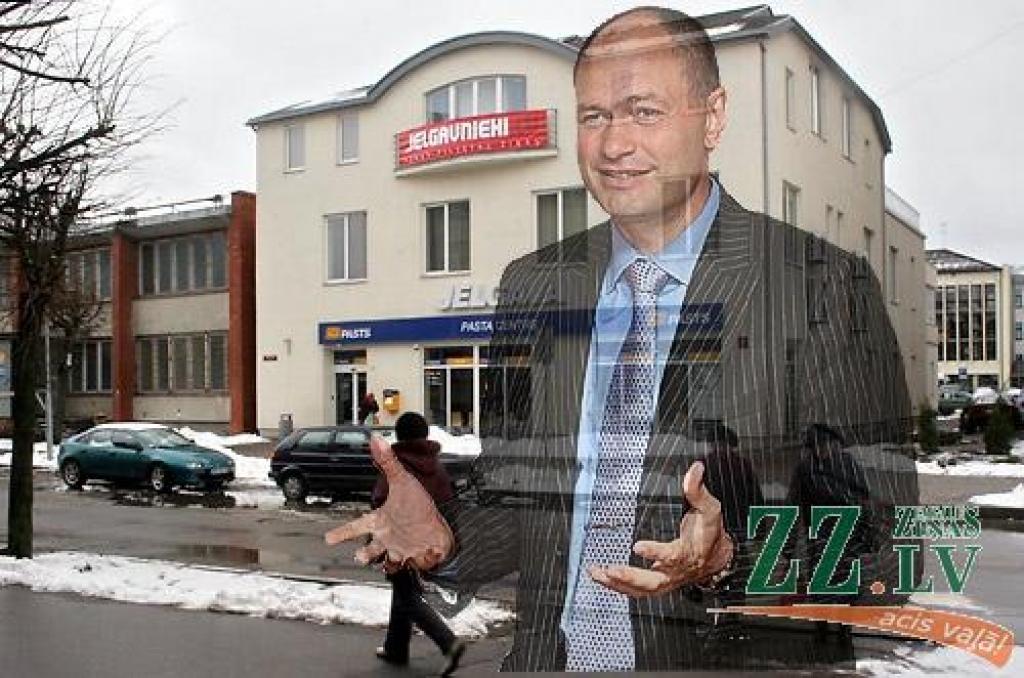 Jelgavnieki.lv un Latvijas pasts, kura padomi vada Dainis Liepiņš, īrē telpas vienā ēkā. «Mums ir labas attiecības ar pastu,» teic izdevējs Kristians Rozenvalds. 
Autors: Kolāža: Inga Karlinska.