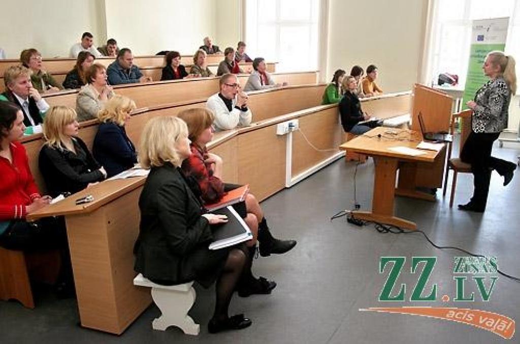 Ieva Kļavinska no Pārtikas un veterinārā dienesta mazajiem un vidējiem zemniekiem stāsta, kādā veidā visvienkāršāk realizēt augu izcelsmes produktus (dārzeņus, augļus) tirgos, saimniecībā un mazumtirdzniecībā.
Autors: Agris Samcovs.