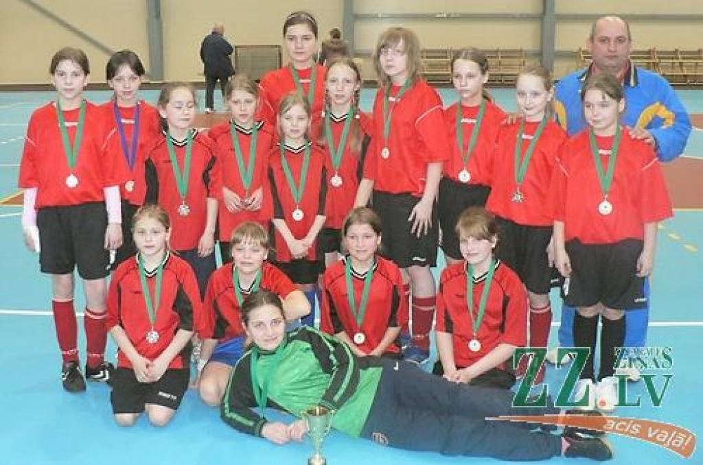 Kalnciema futbolistes – otrās vietas ieguvējas Latvijas čempionāta visjaunāko grupā.
Autors: No JRSC arhīva.