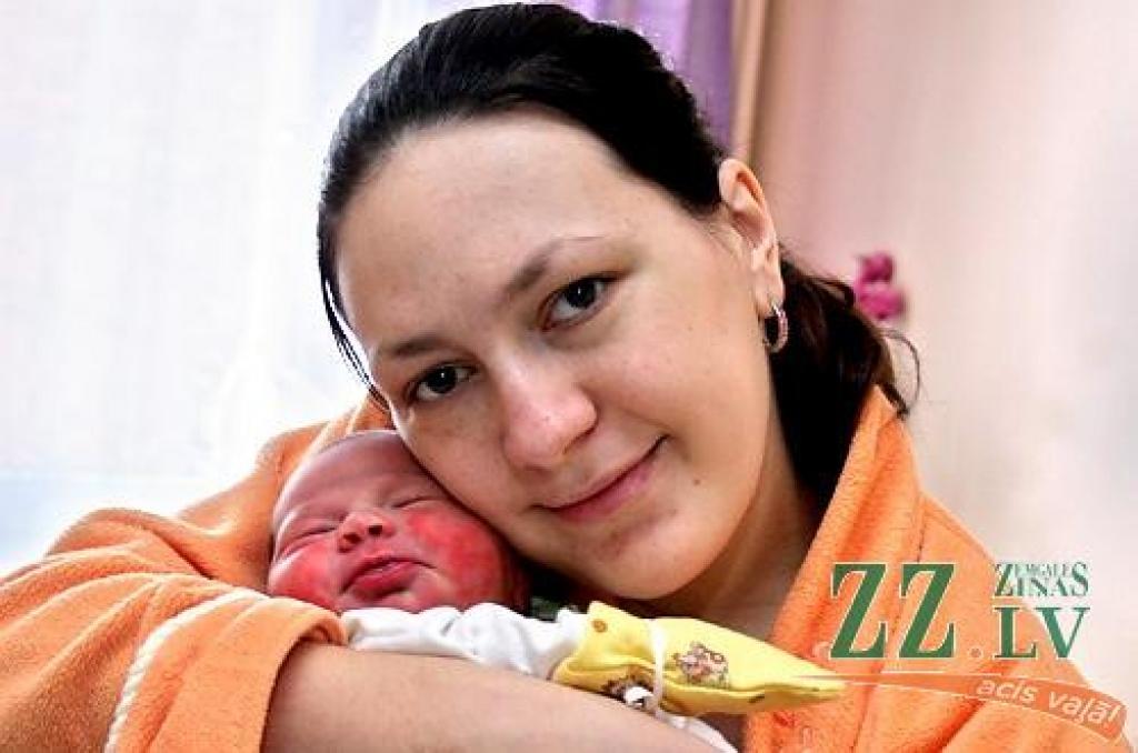 Una Cvetkova ar jaundzimušo meitiņu, kura drīzumā tiks pie vārda.
Autors: Agris Samcovs.