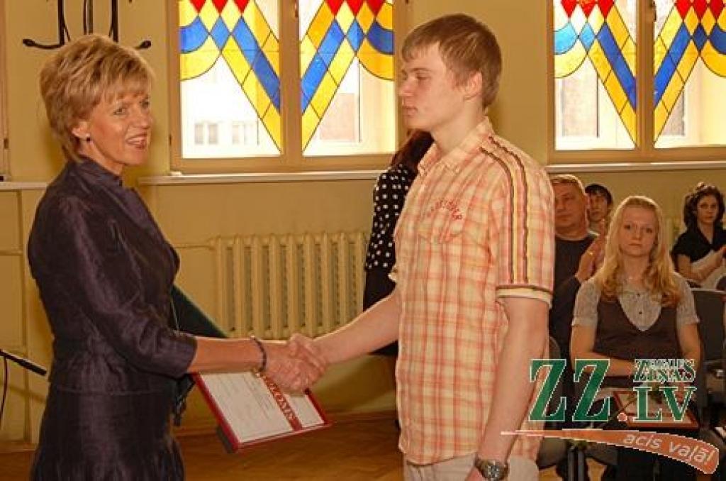 Atim Kļaviņam balvu pasniedz Eiropas Parlamenta deputāte Inese Vaidere.
Autors: A.Meija.