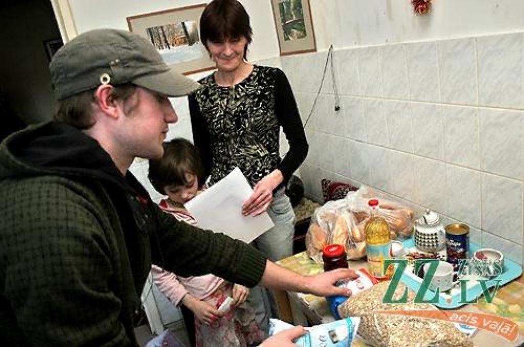 Par ciemiņiem un cilvēku sarūpēto pārtiku priecīgas ir mazā Kitija un viņas mamma Dace. Jelgavniece atzina, ka pirmo reizi saņemot šādu dāvanu, un tā šomēnes būšot liels atspaids plānajam naudas maciņam un prieks bērnu vēderiem.
Autors: Agris Samcovs.