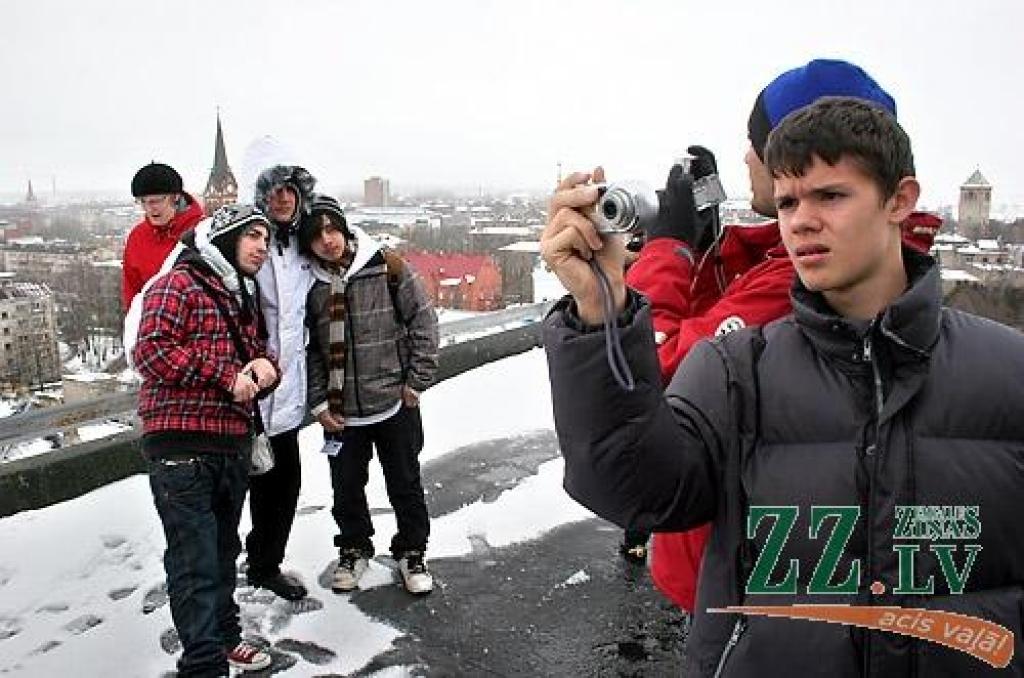 Grieķijas viesi tver mirkļus no LLU Lauku inženieru fakultātes jumta...
Autors: Agris Samcovs.