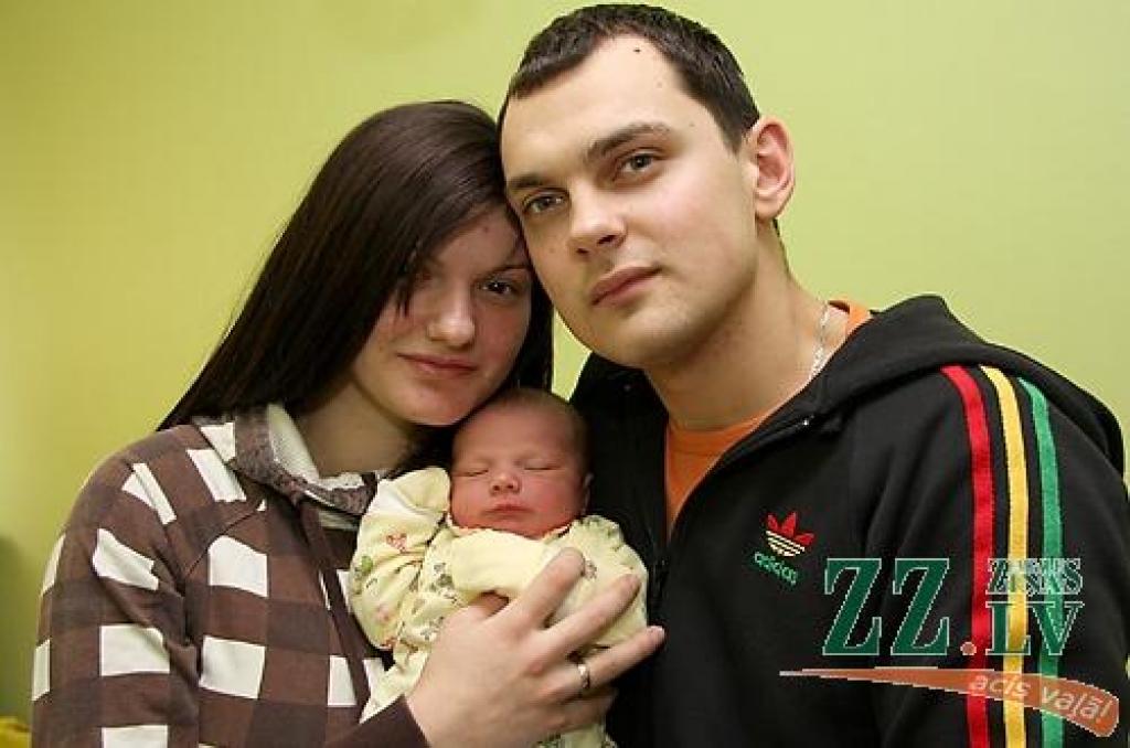 Līga un Māris Skujas ar pirmā atvasīti - dēlu Nilu.
Autors: Krišjānis Grantiņš.