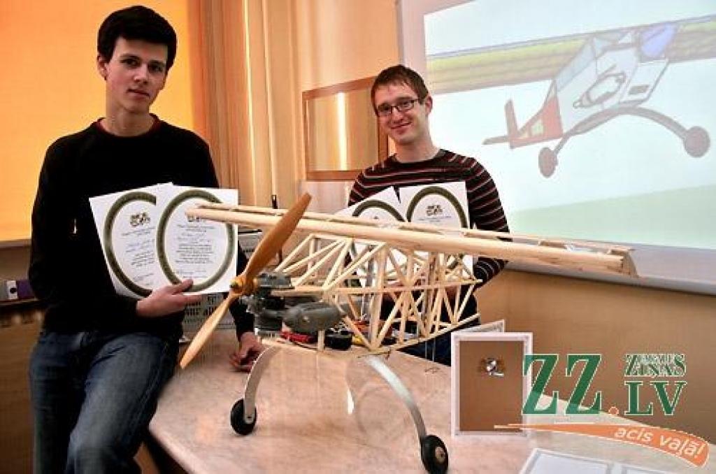 Kristaps Eglītis (no kreisās) un un Jānis Roze ar pašbūvēto lidaparātu.
Autors: Agris Samcovs.