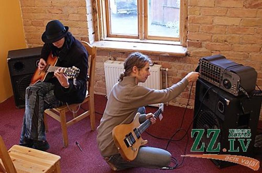 «Baltijas Jauno mūziķu skola» nolēmusi piedāvāt mācīties spēlēt ģitāru ne tikai bērniem un jauniešiem, bet arī pieaugušajiem.
Autors: No BJMK arhīva.