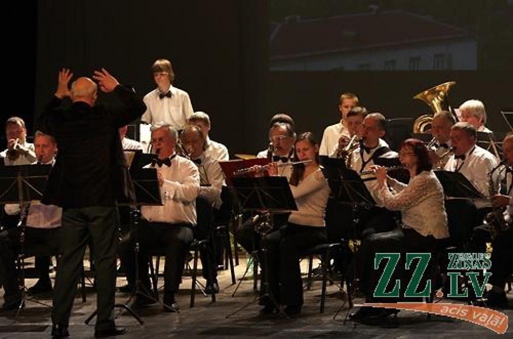 Jelgavas pūtēju kolektīvs «Zelmeri» diriģenta Bruno Jurgenberga vadībā.
Autors: Krišjānis Grantiņš.