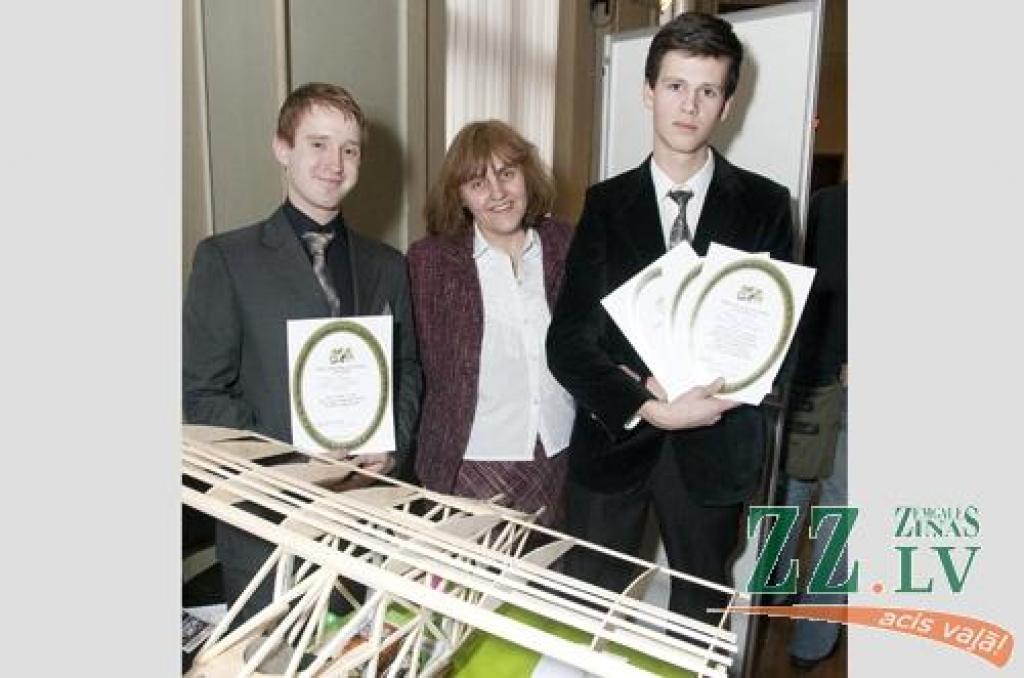 Jelgavas Valsts ģimnāzijas komanda «Jelgavas aviatori» (Jānis Roze un Kristaps Eglītis, skolotāja Baiba Daģe, darbs «Bezpilotu lidaparātu projektēšana»).
Autors: RTU