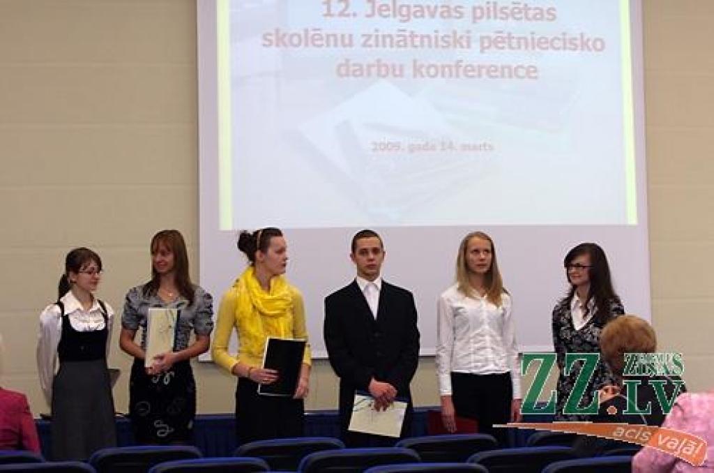 Skolēni, kuri izstrādājuši darbus par kādu no pašvaldības iestāžu piedāvātajām tēmām.
Autors: Krišjānis Grantiņš.