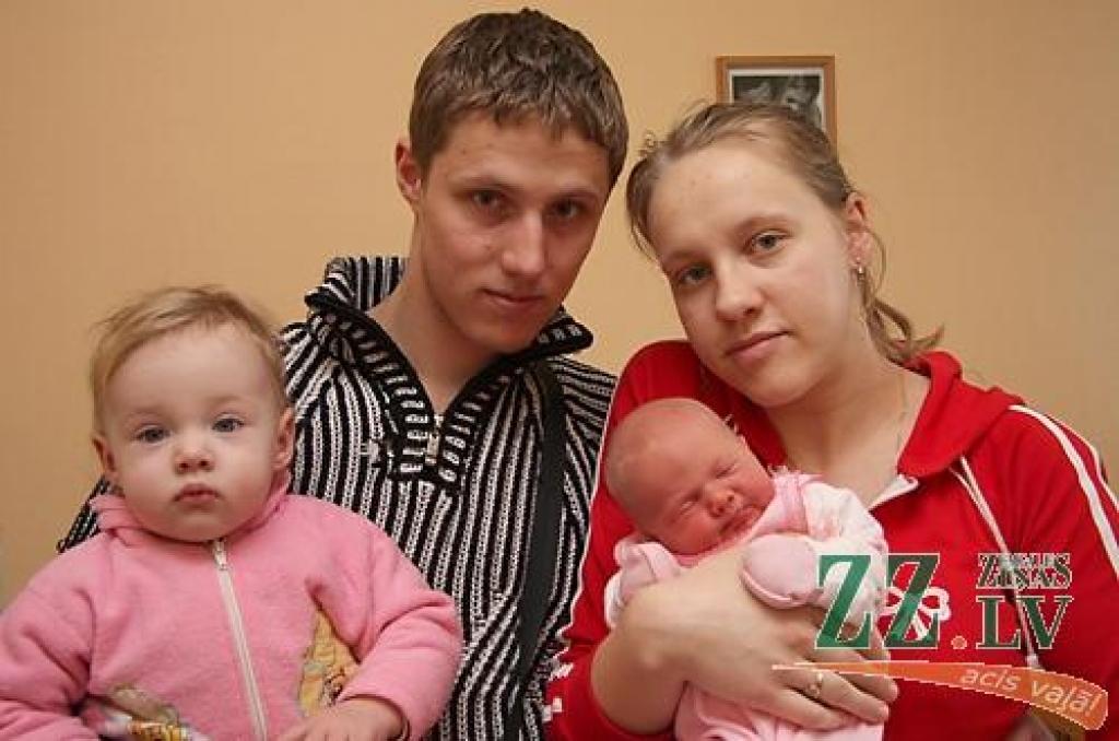 Gita Magičeva un Alvis Ļutikovs ar jaundzimušo meitiņu un viņas vecāko māsu Kintiju.
Autors: Krišjānis Grantiņš.