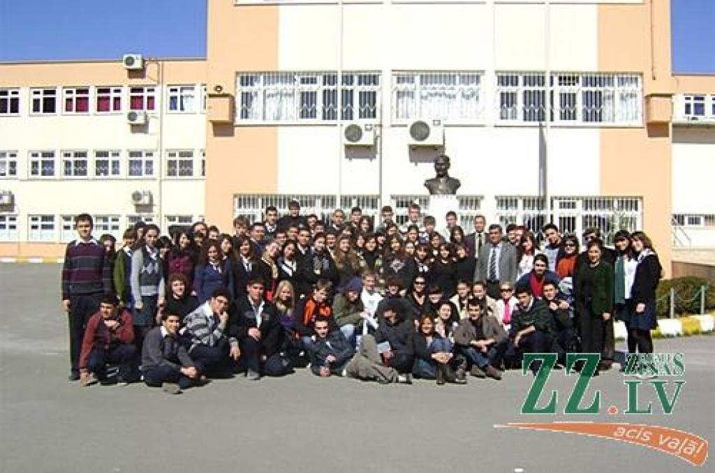 Semināra dalībnieki kopā ar turku vidusskolēniem.
Autors: No Maksima Trivaškeviča albuma.