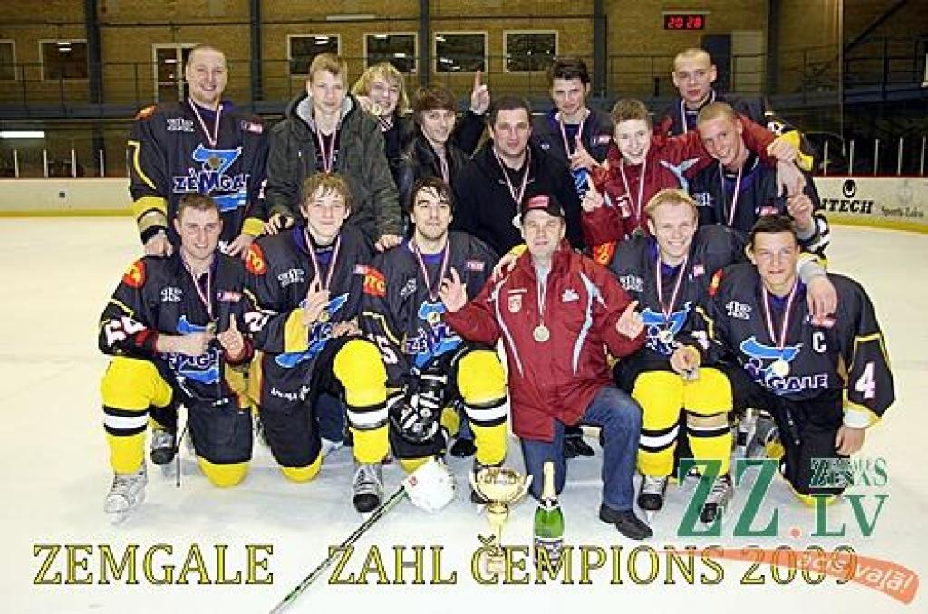 «Zemgales» hokejisti – ZAHL regulārā čempionāta kausa ieguvēji. 
Autors: Mārtiņš Aiše.