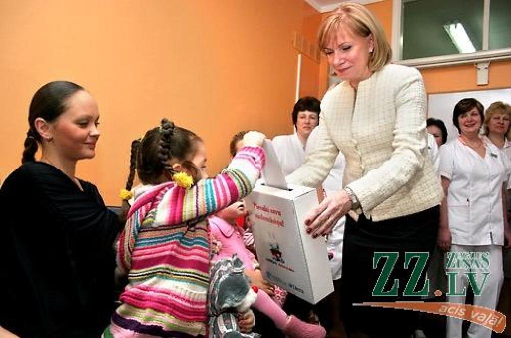 Akcijas «Meklējam sirdsmāsiņu» atklāšana Jelgavas pilsētas slimnīcas Bērnu nodaļā. 
Autors: Agris Samcovs.