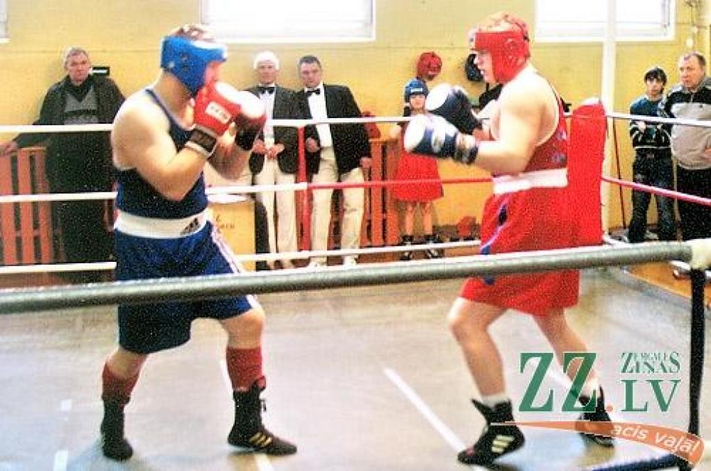 Pāvels Dolgovs (pa kreisi) pret daugavpilieti Maksimu Aleksejevu.
Autors: No «Madaras» arhīva.