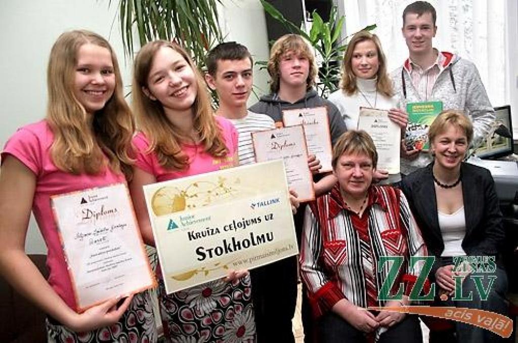 Atzinības saņēmušie spīdolieši viņu skolotājas - Inta Jorniņa un Dzintra Aploka.
Autors: Agris Samcovs.