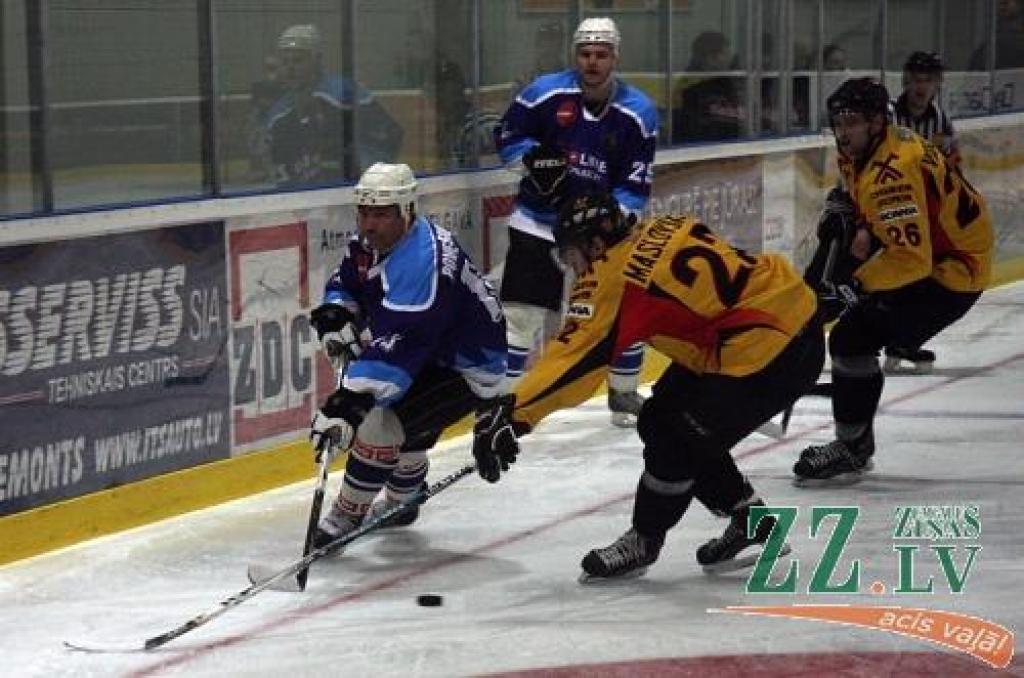 «Ozolnieki/Monarch» otrā Latvijas atklātā hokeja čempionāta ceturtdaļfināla spēle pret «ASK/Ogre».
Autors: Krišjānis Grantiņš.