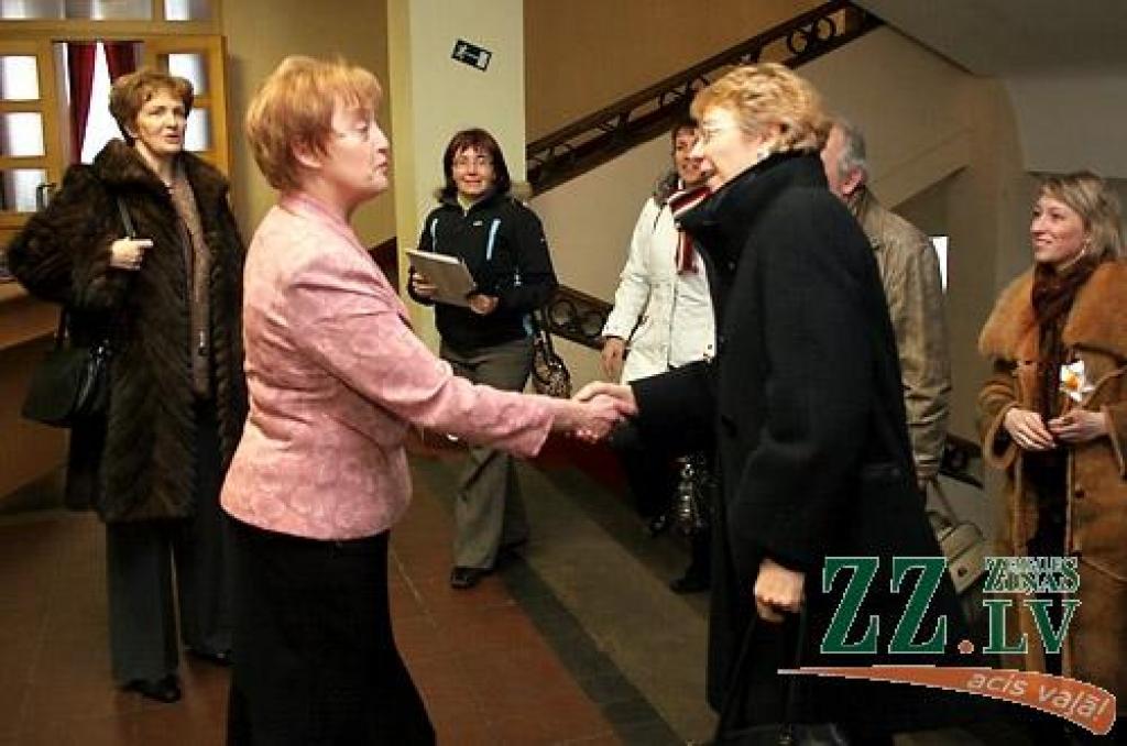 Jelgavas Valsts ģimnāzijas direktore Ināra Daščinska un Šauļu Izglītības pārvaldes vadītāja Violeta Damskiene.
Autors: Agris Samcovs.